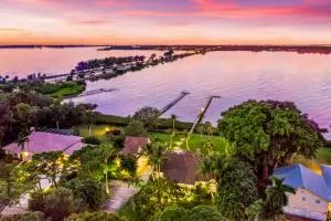 Palma Sola Bay House! Private Dock, Heated Pool & Spa, Game Room & More! - Palma Sola Park