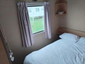 Ash Close 64- Blue Dolphin Heaven - Budget Caravan