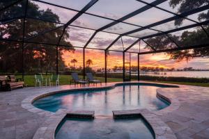 The Plantation House! Waterfront view! Free pool heat!