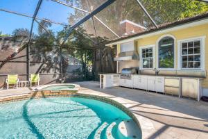 The Plantation House! Waterfront view! Free pool heat!