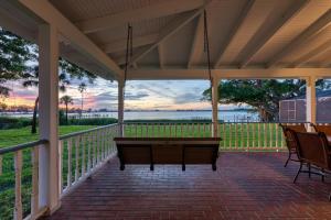 The Plantation House! Waterfront view! Free pool heat!