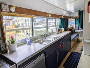 New Horizon - A beautiful boat very conveniently located in Chelmsford City