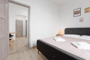 2 bedrooms apartment with kitchen near the subway