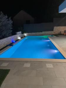 Villa Skyline- near beach and city center with heated pool