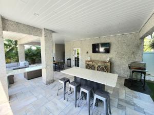 Ocean Star! 7 Bdrms, 7 Baths! Beaches less than 5min walk to beach!