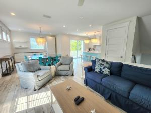 Ocean Star! 7 Bdrms, 7 Baths! Beaches less than 5min walk to beach!