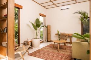 Rumah Mahira - Charming 1BR Home with Living Room and Full Kitchen, nestled in Quiet Uluwatu Jungle
