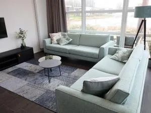 Holiday home with motorboat - Leuvenheim