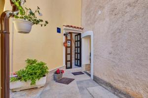 Apartments by the sea Martinscica, Cres - 22582 