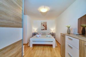 Apartments by the sea Martinscica, Cres - 22582