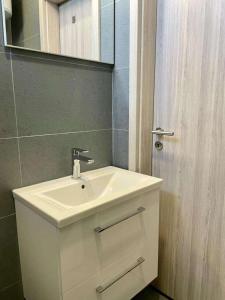 Apartments with parking space Zadar - 22539