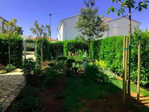 Apartments with a parking space Zambratija, Umag - 22711 