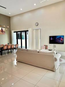 Newly Renovated Modern&Spacious 17pax Semi-D