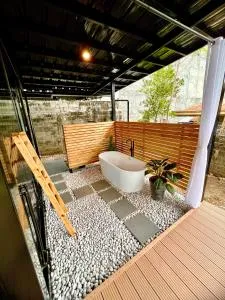 Cozy Tiny Home with Outdoor Hot Tub in City Center - Cabaguio