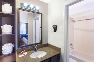 King Room room in Grand Hotel Orlando at Universal Blvd