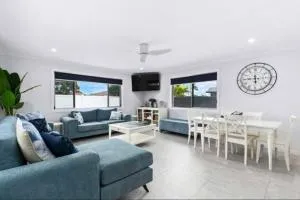 Pet Friendly Beach House with pool - Sleeps 10 - Urangan