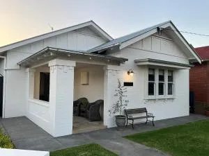 Charming central cottage in Wagga Wagga - The Rock