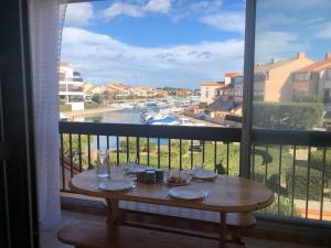 Hispaniola, avec vue sur la marina et parking privé