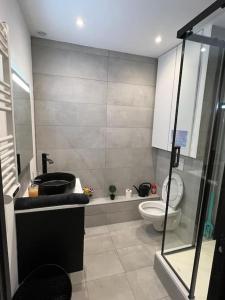 KB 50 - Hôpital Bicêtre - Metro 14 et 7 - Free Parking - Ascenseur