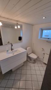 Værelse, tv-stue og spiserum uden vand, ikke køkken, på første sal , eget badeværelse i stueetagen