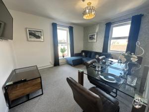 COASTAL RETREAT Town Centre Entire Property, Very Close to Sea & Restaurants, 2 King Size Beds