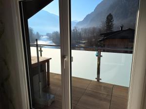 Moderne, Ferienwohnung mit Seeblick, near Hallstatt