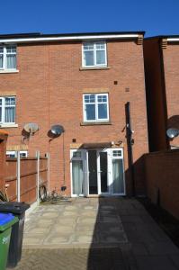 House Share - Rooms to Let with Shared Bathroom on 2nd Floor
