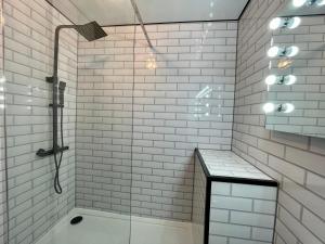 Derbyshire Cottage for 4, 1 hour per day private pool use