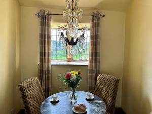 Derbyshire Cottage for 4, 1 hour per day private pool use