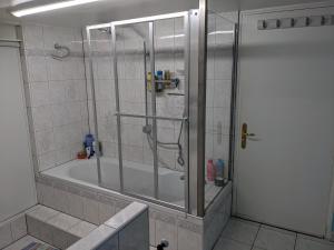 Sejours chez l'habitant Chambre dans maison pres du stade de France et piscine olympique : photos des chambres