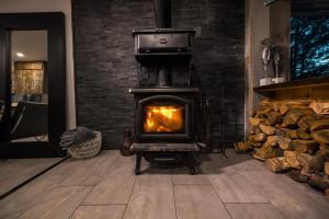 LoveNestChalet - Romantic with Private Hot Tub & Fireplace