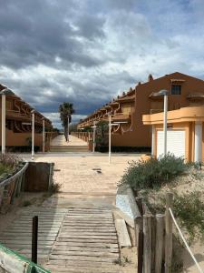 Chalet adosado en la playa de El Perellonet con piscina, pista tenis