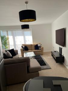 Luxury Two bedroom Flat opposite COOP Live n Etihad Stadium with Free secure Parking, Netflix and Sky TV