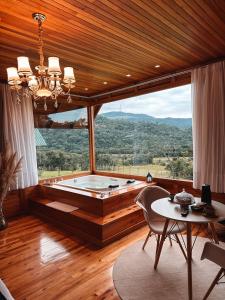 Chalé Romântico com jacuzzi e café da manhã em Rancho Queimado