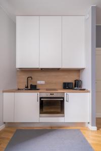 NEW! Quiet studio with elevator, 9 min walk to Old Town