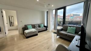 Lux Livin Apartments - Luxury 2 Bed Apartment with Sky Garden