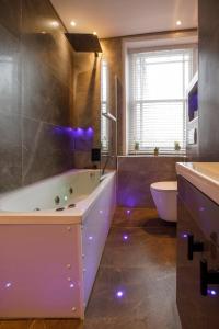 Smart TVSelf Check-In2mins to weymouth Beach