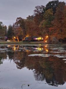 Turkey Trot, Cabin Getaway on Lake w Hot Tub