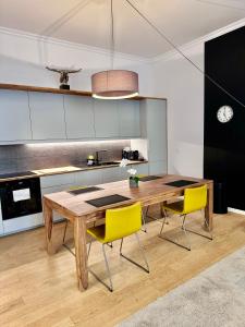 Old Town Antibes Apartment with AC 320m from Beach