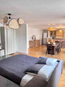 Appartements Grand Appartement ultra moderne Plein Centre, plage a pieds, avec parking : photos des chambres