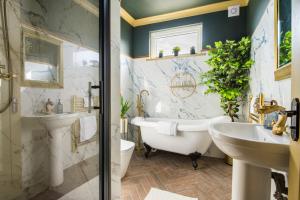 Lux Versace 1 Bed, Hot Tub, Pool Table, Sky Tv