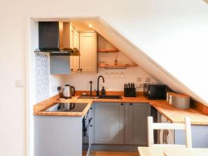 Cozy seaside hideaway with free parking