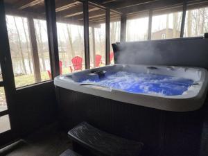 Eagles Nest At Heron Hill Retreat Hot Tub on Lake!