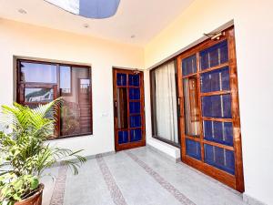 Luxury Villa with Free Breakfast - RnR Manor