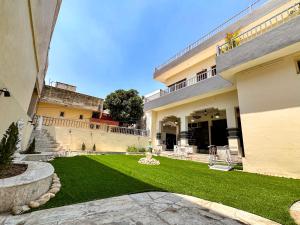 Luxury Villa with Free Breakfast - RnR Manor