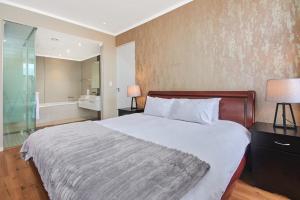 Executive 3 bed apartment with balcony & Executive 2 bed apartment in Sandton