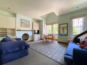 8 Ravenscourt Gardens - Acton