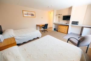 Clarkson Village Motel, 1815 Lakeshore Rd West Mississauga