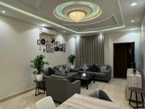 شقة فاخرة غرفتين وصالة ارضية و مدخل مستقل النرجس 11