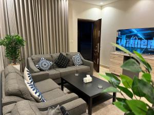 شقة فاخرة غرفتين وصالة ارضية و مدخل مستقل النرجس 11